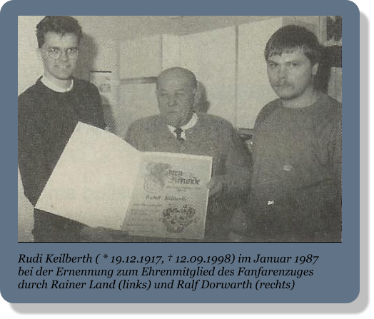 Rudi Keilberth ( * 19.12.1917, † 12.09.1998) im Januar 1987 bei der Ernennung zum Ehrenmitglied des Fanfarenzuges durch Rainer Land (links) und Ralf Dorwarth (rechts)